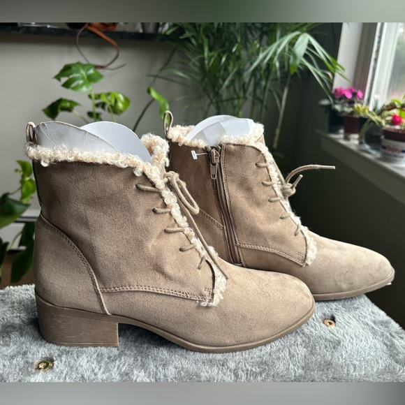 Reaction Kenneth Cole Salas Lace Up Cozy Ankle Boot in Taupe Women’s 8.5 NWOT - Picture 2 of 5